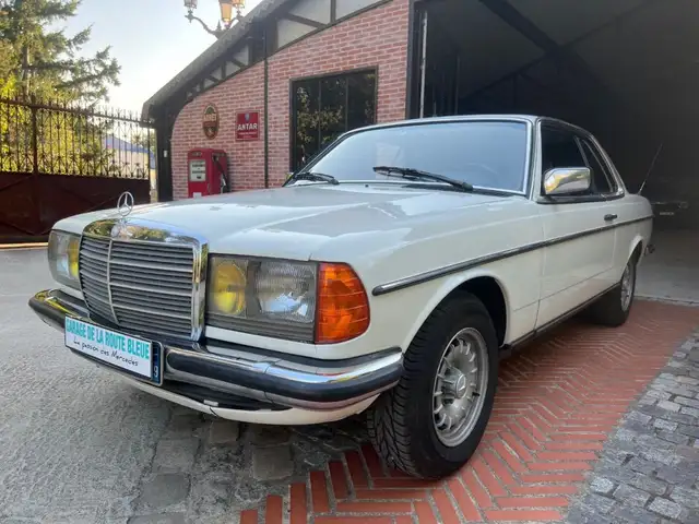 Mercedes-Benz 230 CE coupe 123 tbe restaure