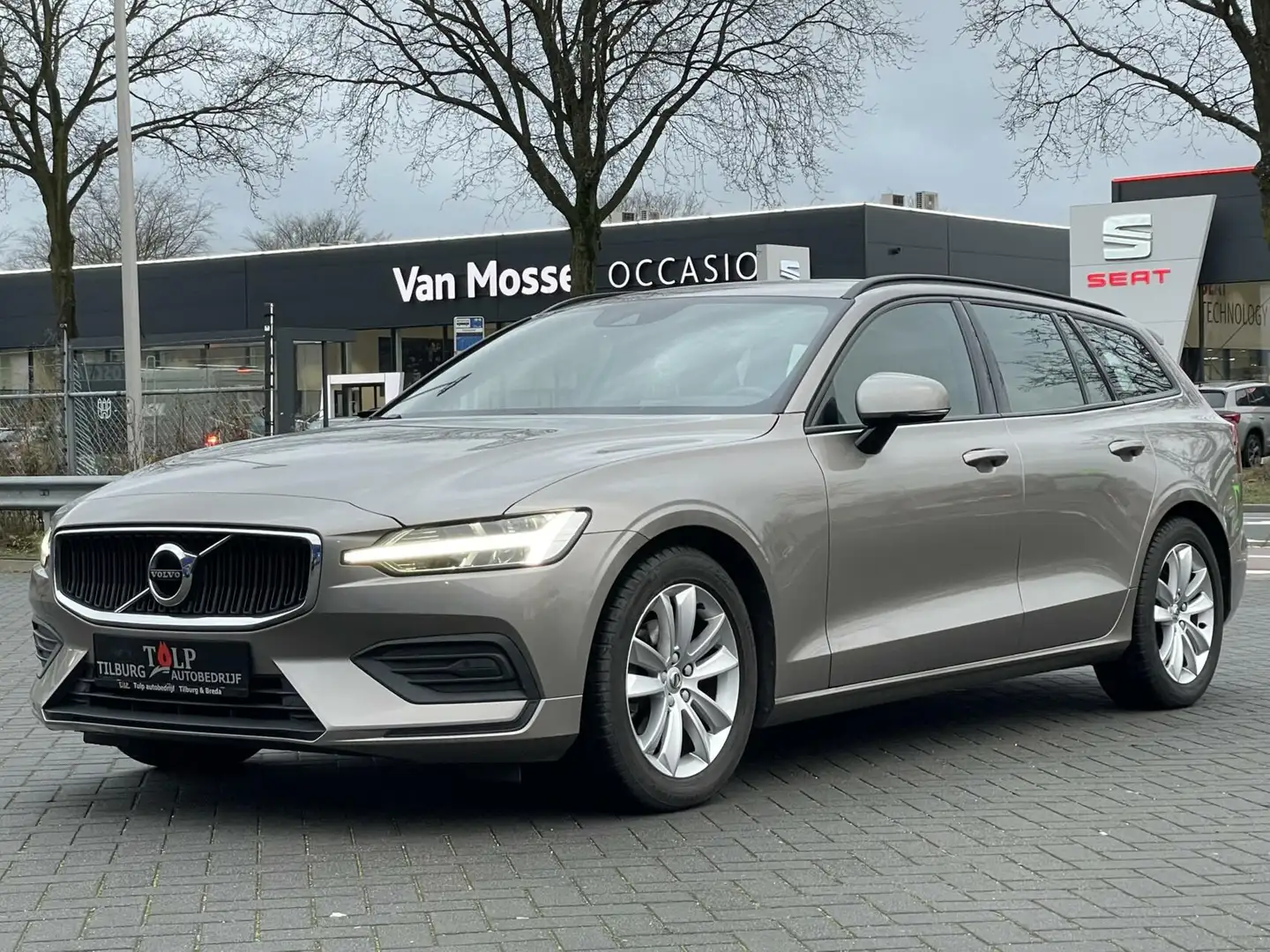 Volvo V60 2.0 D3 Momentum Automaat 2018 Leder Navi 1e eigena Grijs - 2