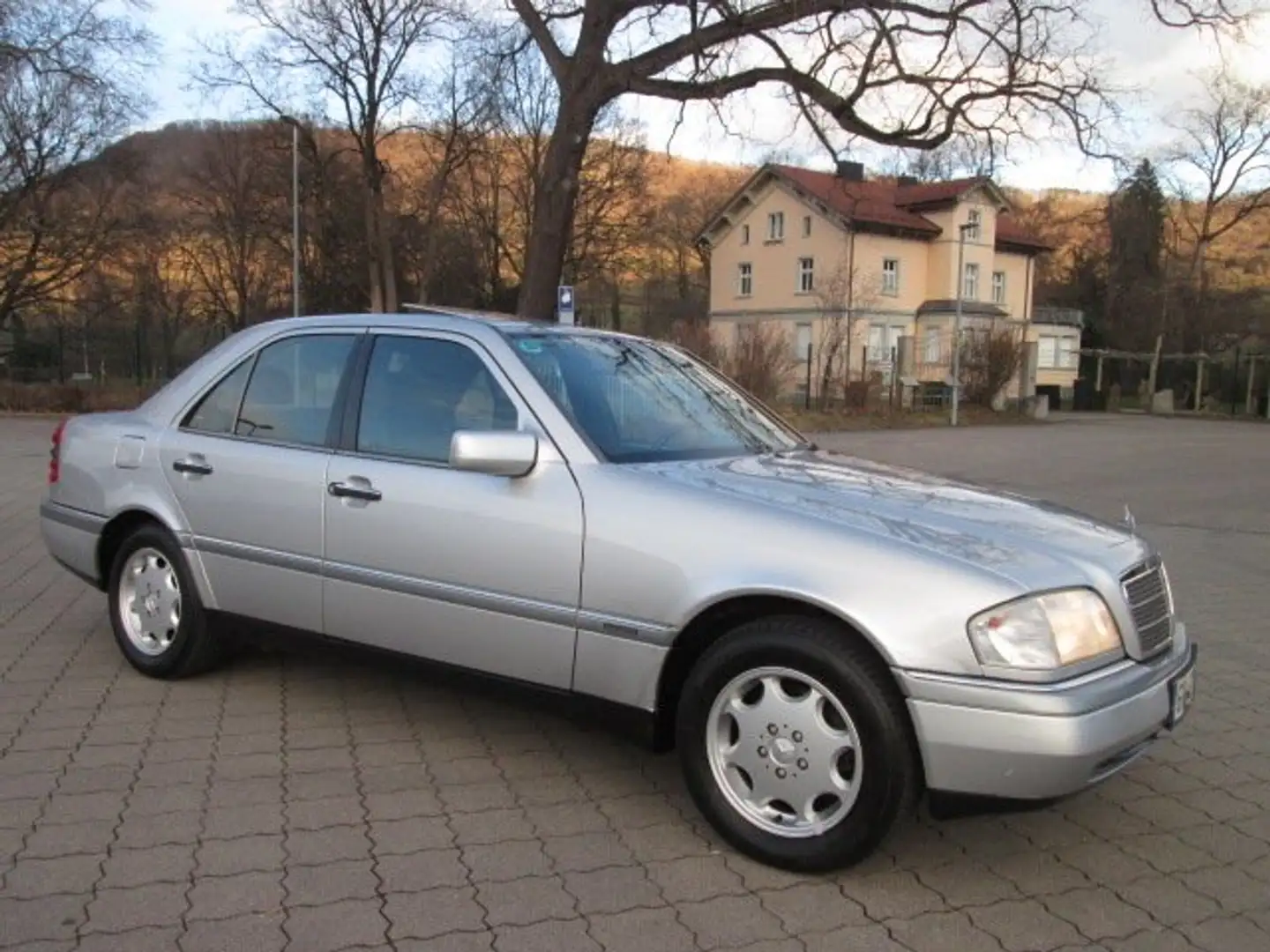 Mercedes-Benz C 180 C-Klasse Elegance+TÜV NEU+WENIG KM+2.HAND+KLIMA - 2