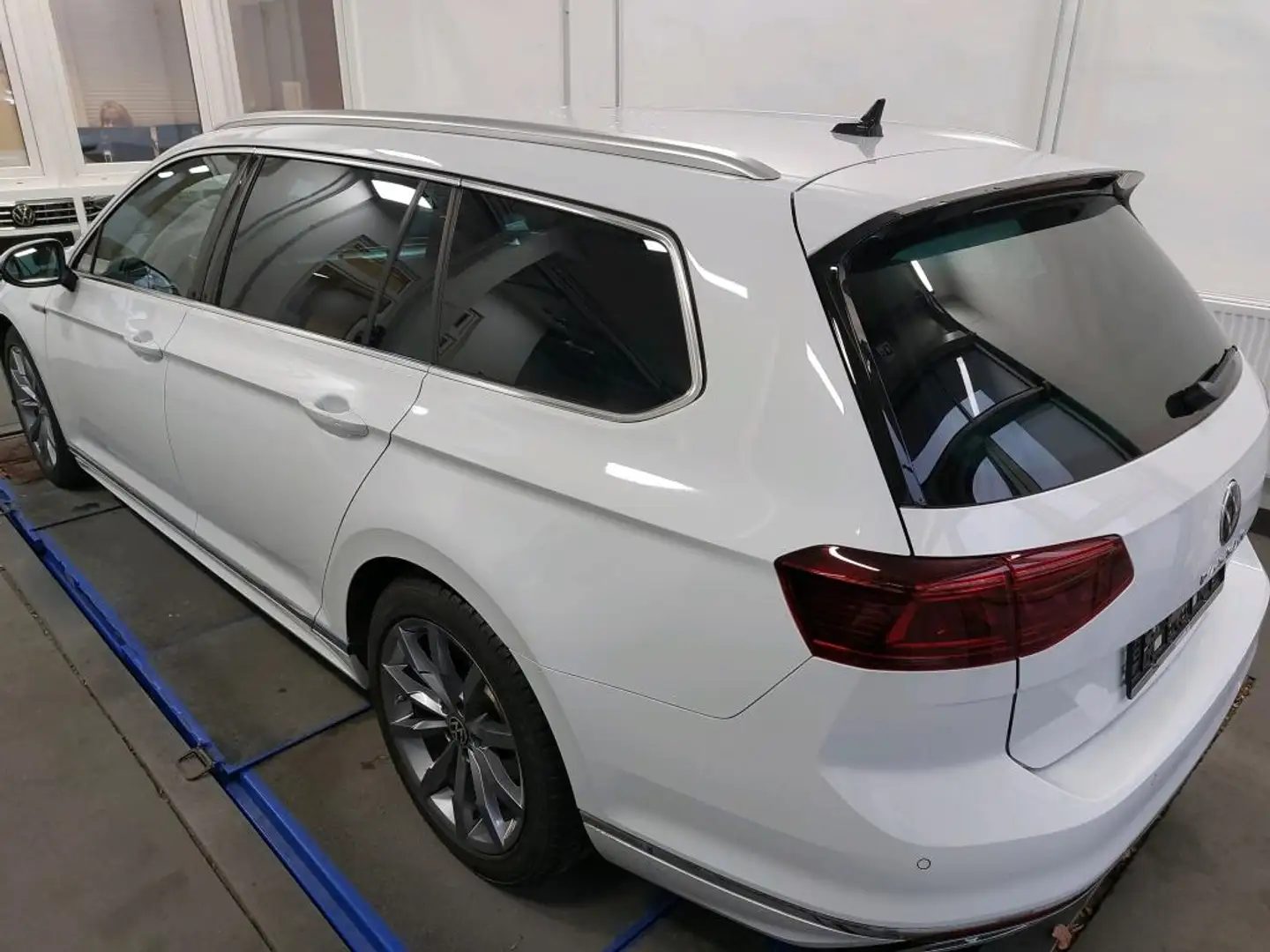 Volkswagen Passat Variant 2.0 TDI DSG R-LINE AHK NAVI IQ.LIGHT PDC Weiß - 2