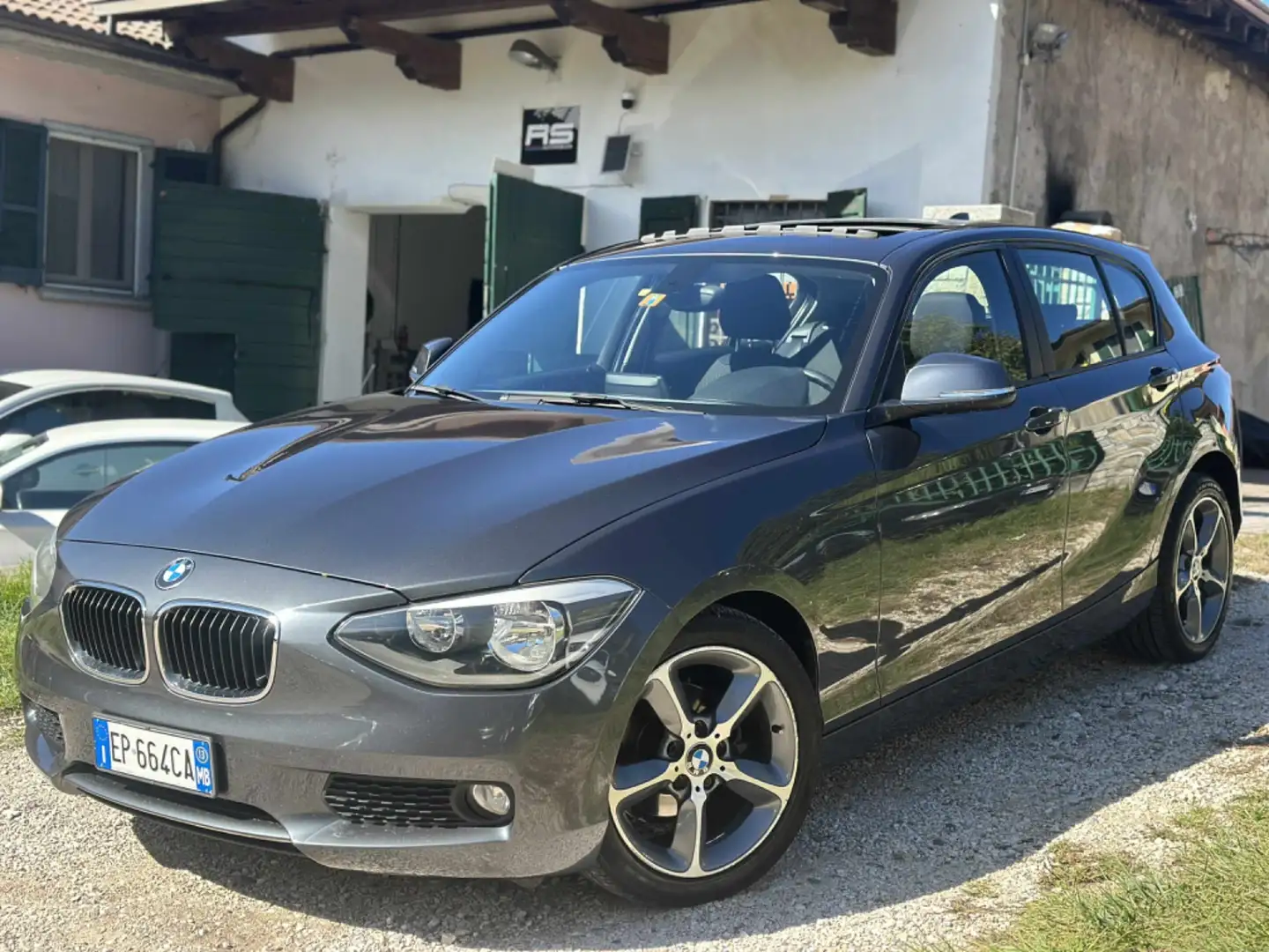 BMW 118 118d 5p. Urban Gris - 1