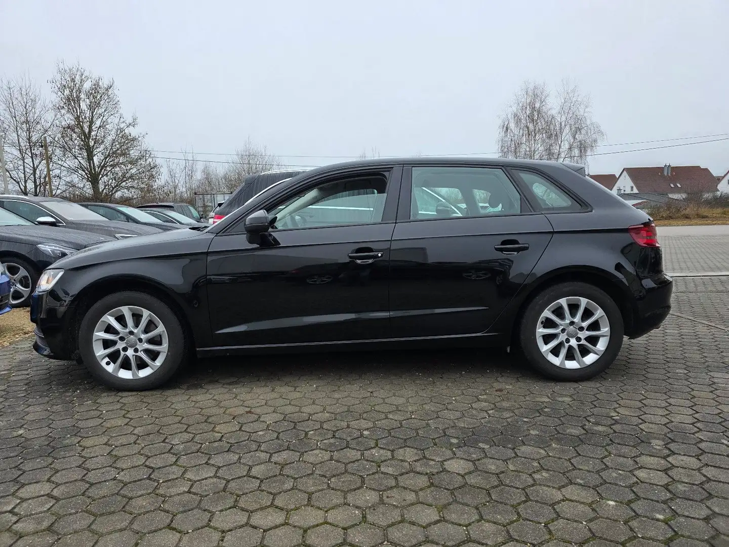 Audi A3 Sportback attraction / TÜV NEU Černá - 2