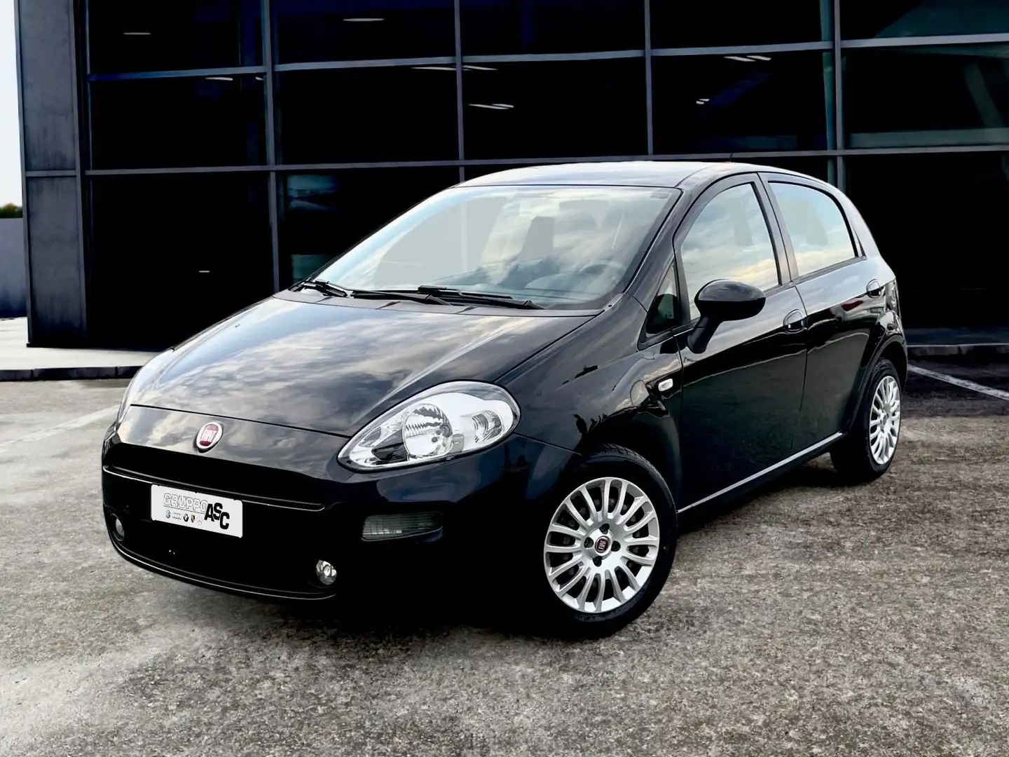 Fiat Punto 5p 1.2 BENZ 69 Lounge ADATTA A NEOPATENTATI Zwart - 1