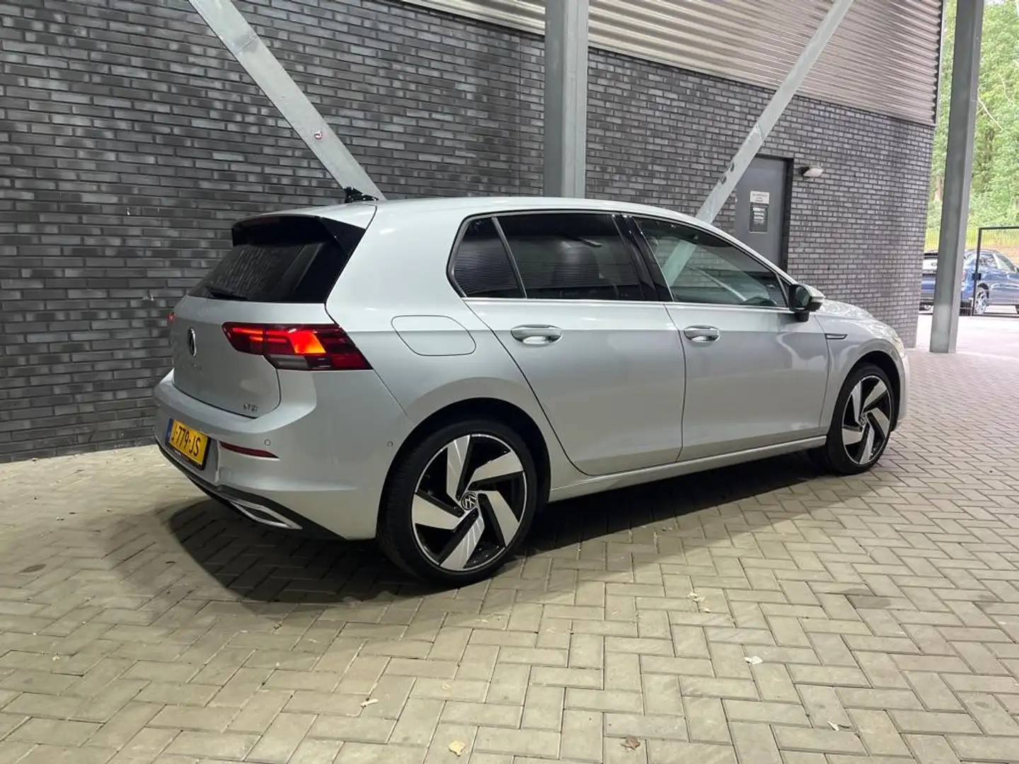 Volkswagen Golf 1.5 eTSI Style | Panoramadak | Camera | Getint Gla Grijs - 2