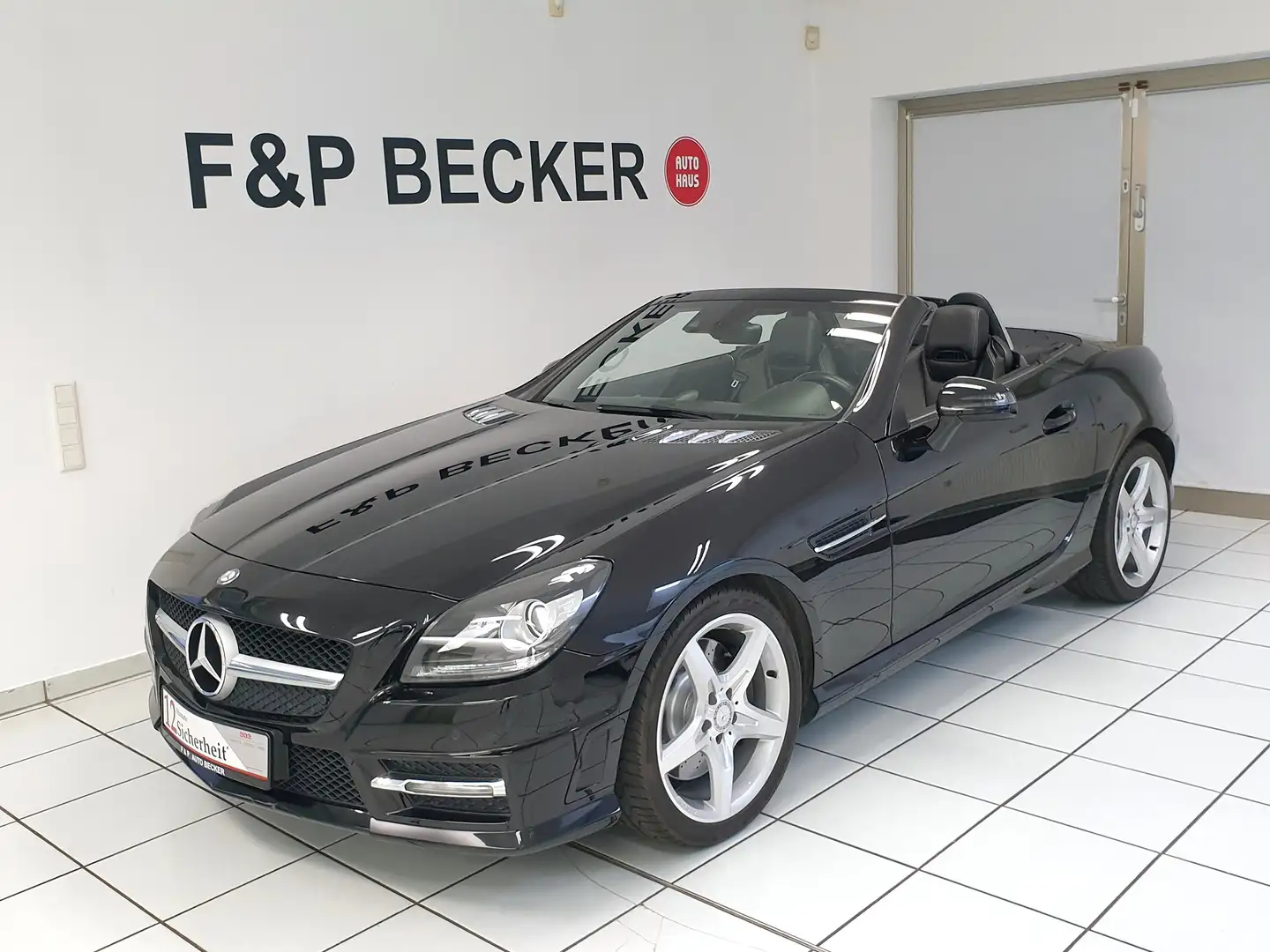 Mercedes-Benz SLK 200 AMG Line 2.Hand Scheckheft Garantie Pano Leder crna - 1