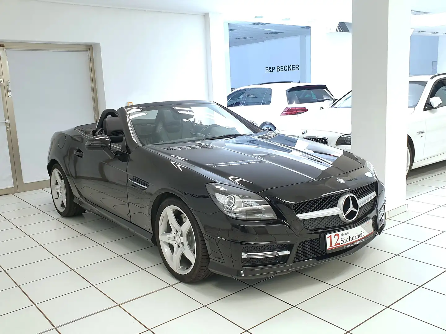 Mercedes-Benz SLK 200 AMG Line 2.Hand Scheckheft Garantie Pano Leder crna - 2