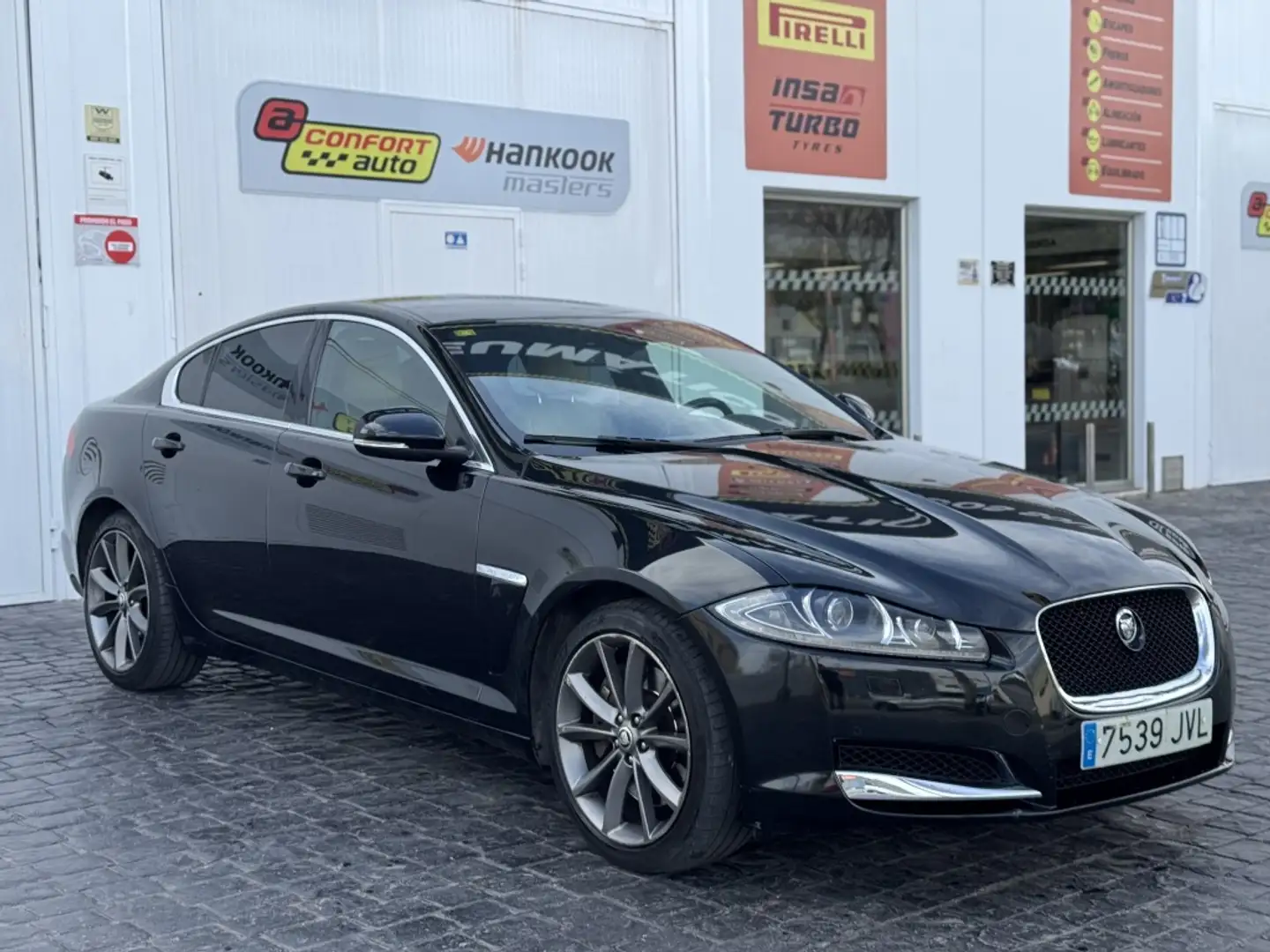 Jaguar XF 3.0 V6 Diesel S Premium Luxury 275 Aut. Zwart - 2