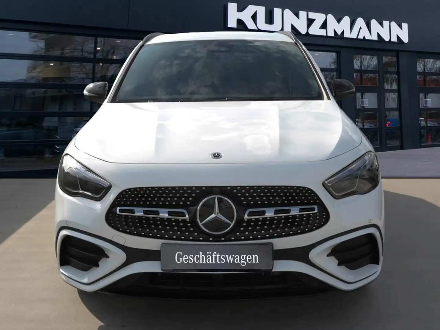 Mercedes-Benz GLA 200 AMG Night MBUX Navi AHK Kamera EasyPack Weiß - 2