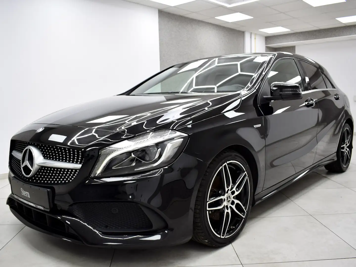 Mercedes-Benz A 180 AMG Sport Sondermodell PEAK LED SHZ T-Leder Schwarz - 2