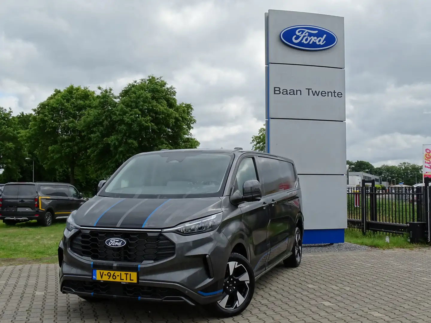 Ford Transit Custom 320 L2H1 2.0 TDCI 170pk Sport AWD Automaat | Dubbe Grijs - 2