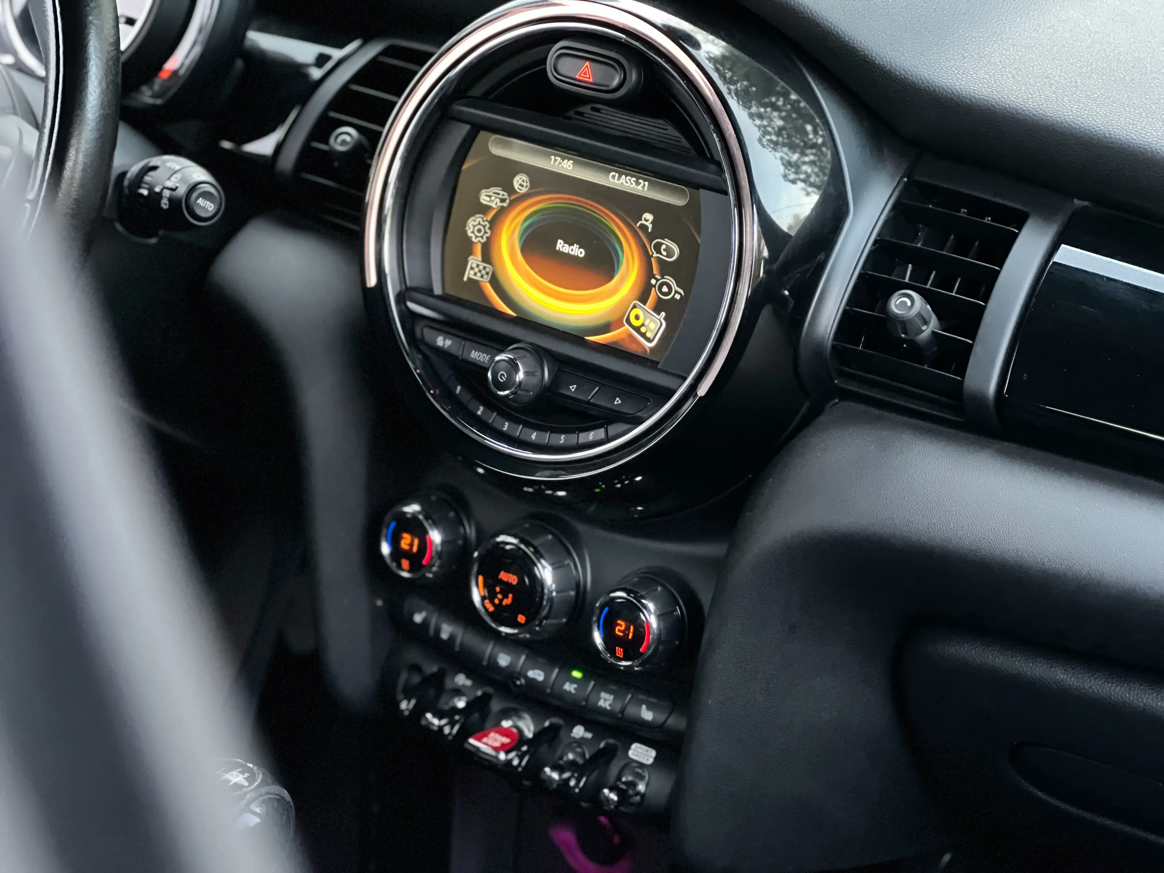 MINI Cooper D FULL - Cuir, Navigation, Xénon, British Flag — photo 13