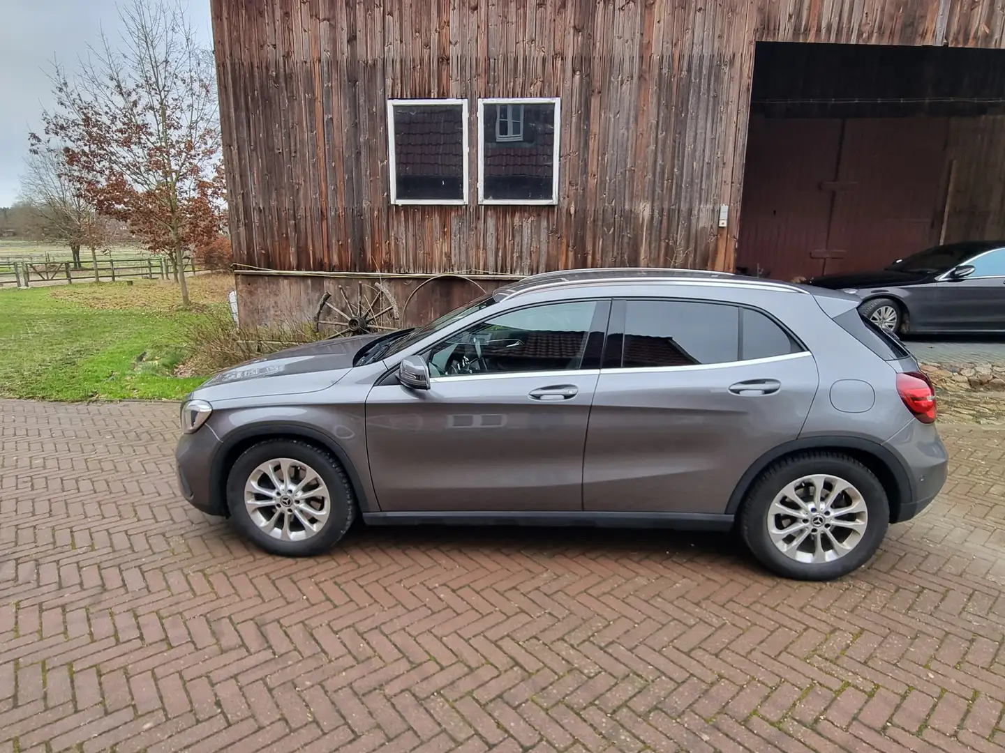 Mercedes-Benz GLA 220 GLA 4Matic 7G-DCT AMG Line Grau - 2