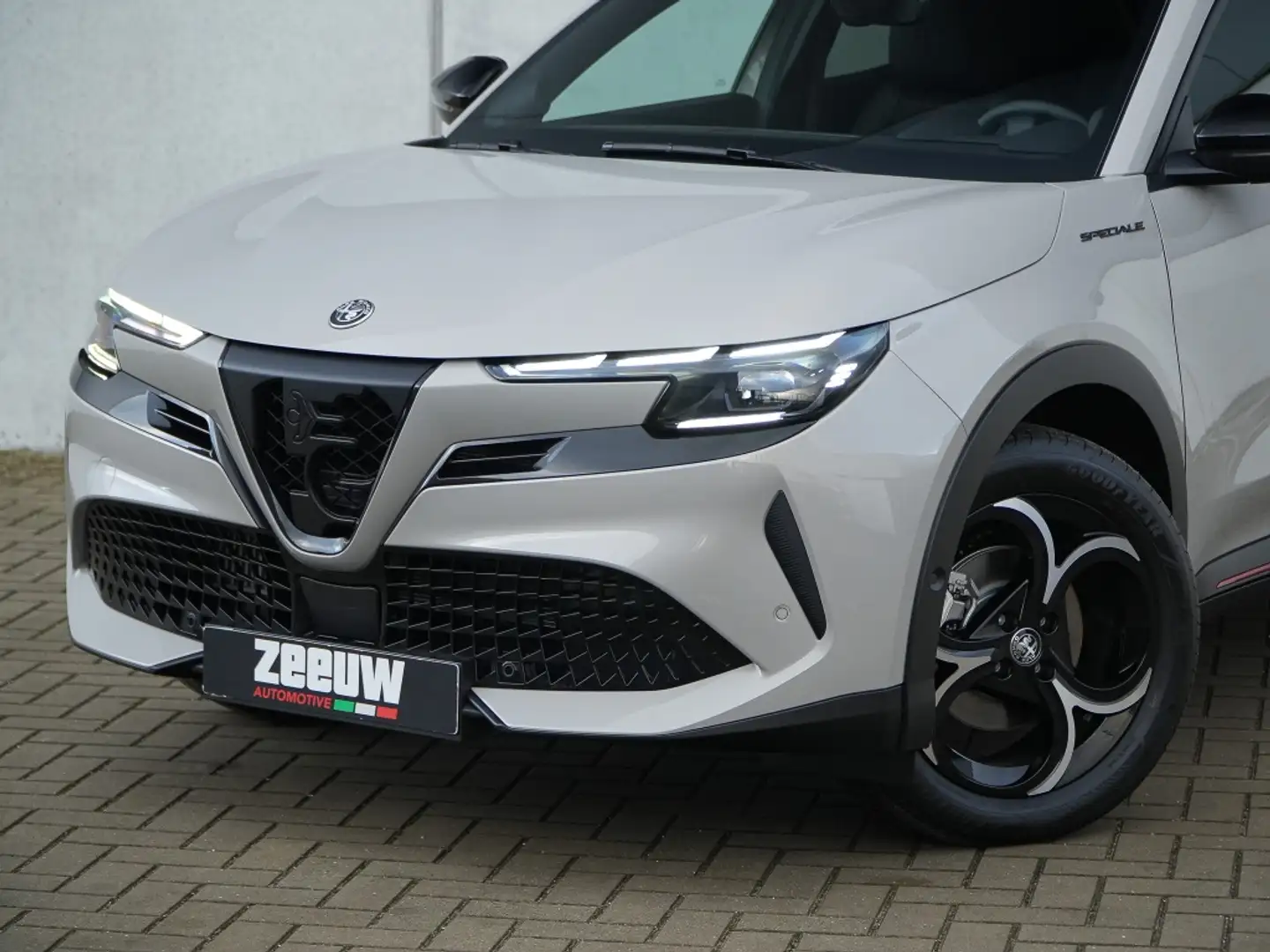 Alfa Romeo Junior 1.2 Turbo 136 PK Ibrida Speciale | Techno | Direct Grijs - 2