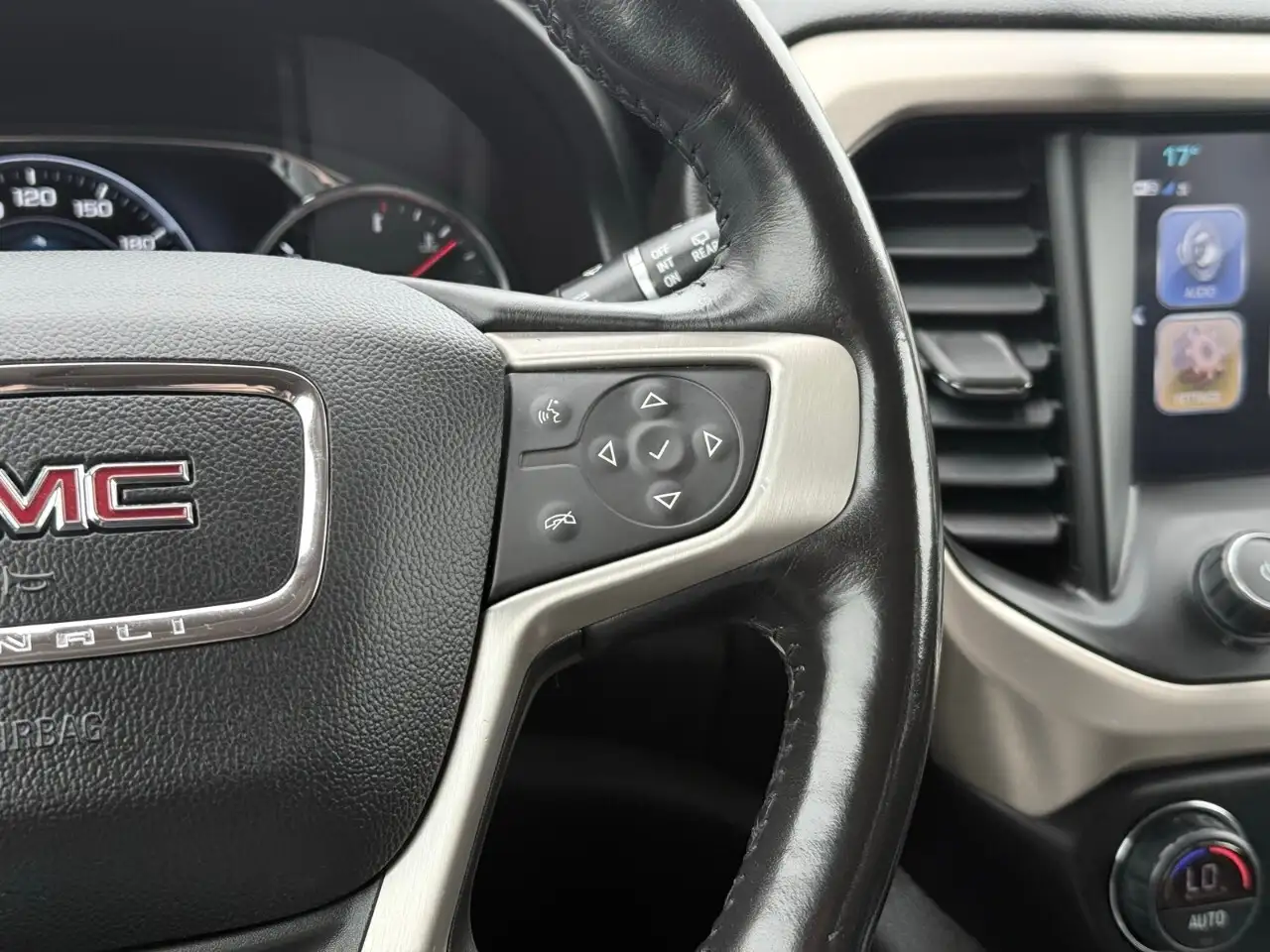 GMC Acadia снимка GMC Acadia