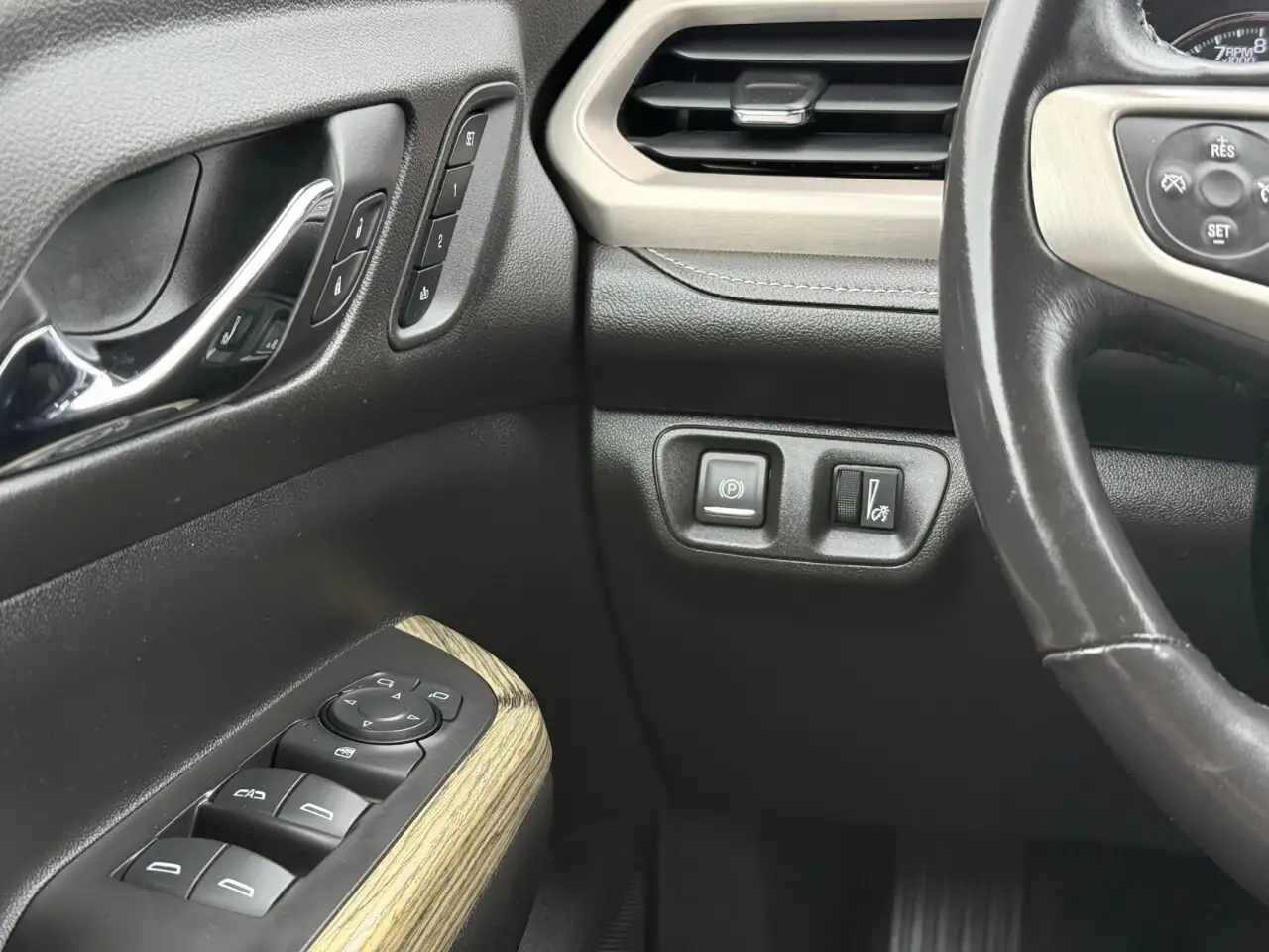GMC Acadia снимка GMC Acadia