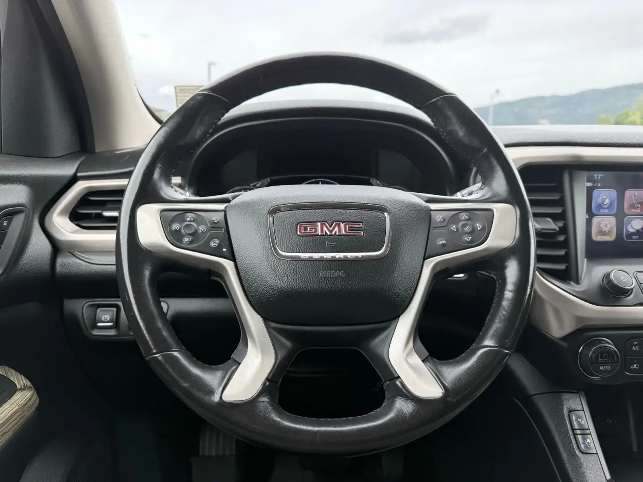 GMC Acadia снимка GMC Acadia
