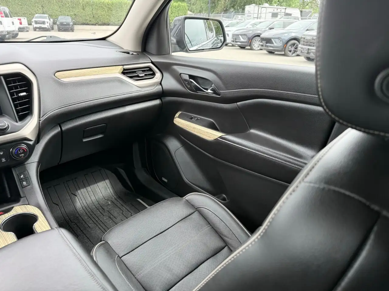 GMC Acadia снимка GMC Acadia