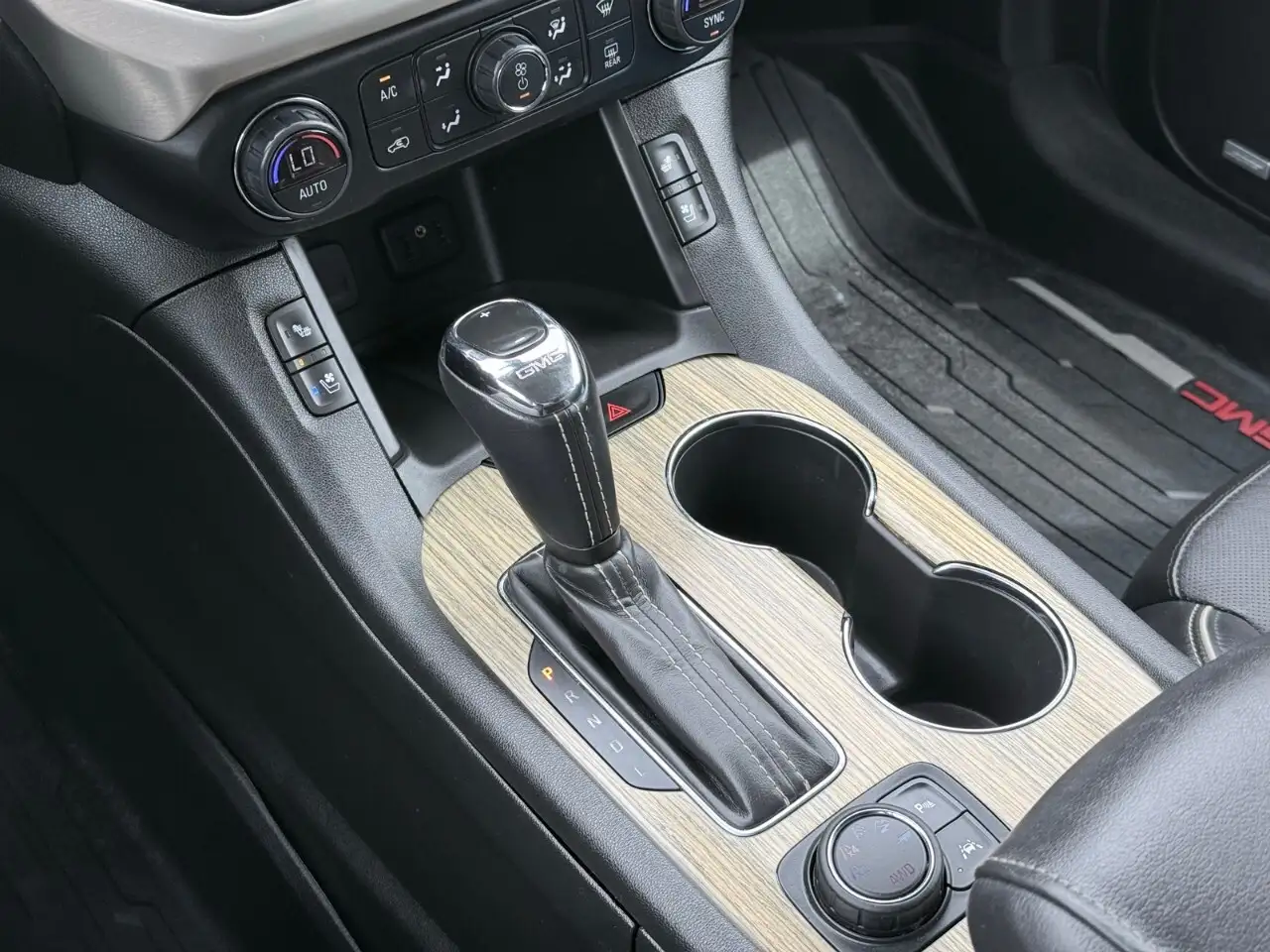 GMC Acadia снимка GMC Acadia