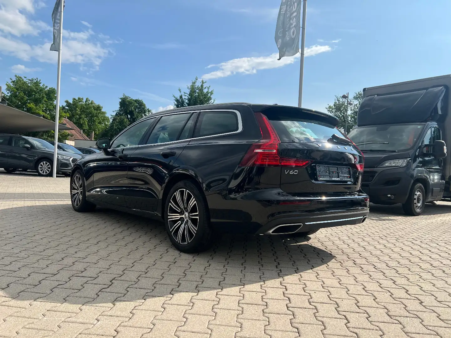 Volvo V60 Kombi D4 Inscription *LED Navi Leder AHK SHZ* Schwarz - 2