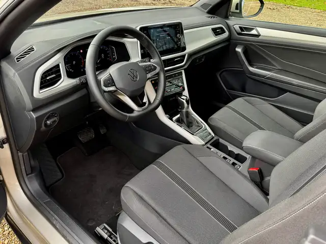 Volkswagen T-Roc view 11