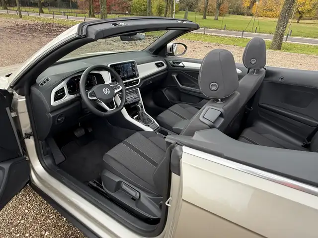 Volkswagen T-Roc view 13