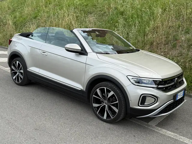 Volkswagen T-Roc view 3