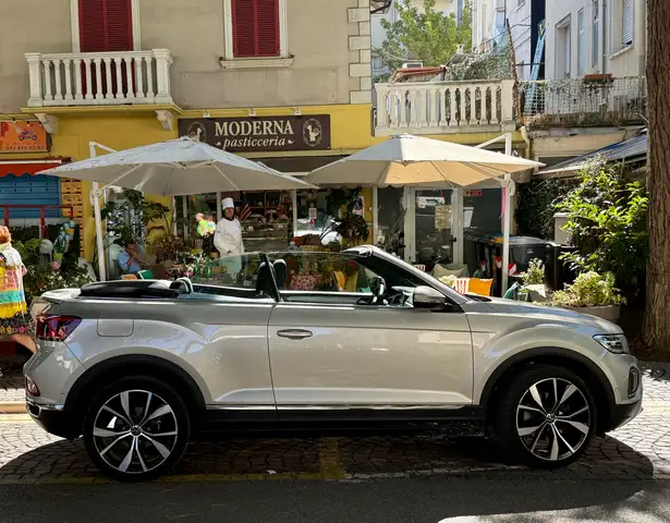 Volkswagen T-Roc view 2