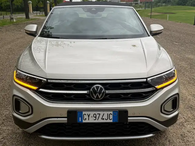Volkswagen T-Roc view 10