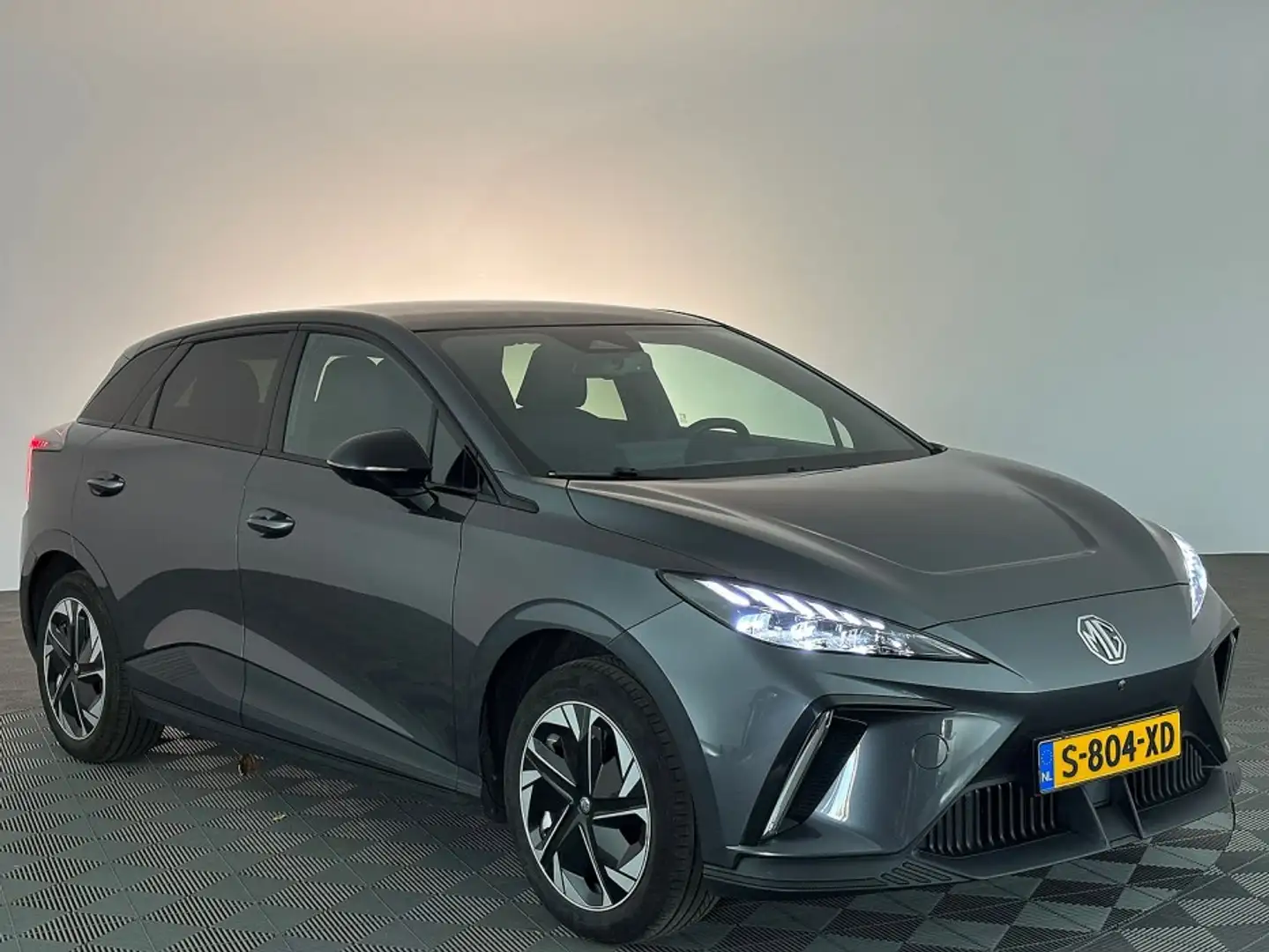 MG MG4 Luxury 64 kWh | Trekhaak | CARPLAY | SOH 96% ✅ 1e Grijs - 1