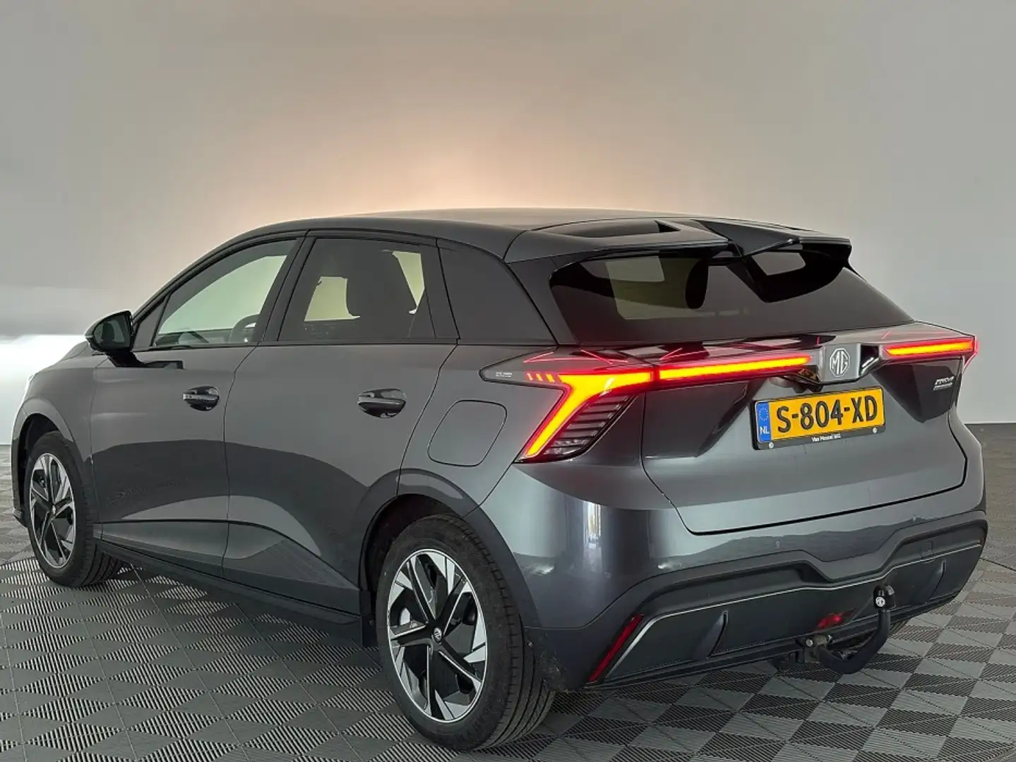MG MG4 Luxury 64 kWh | Trekhaak | CARPLAY | SOH 96% ✅ 1e Grijs - 2