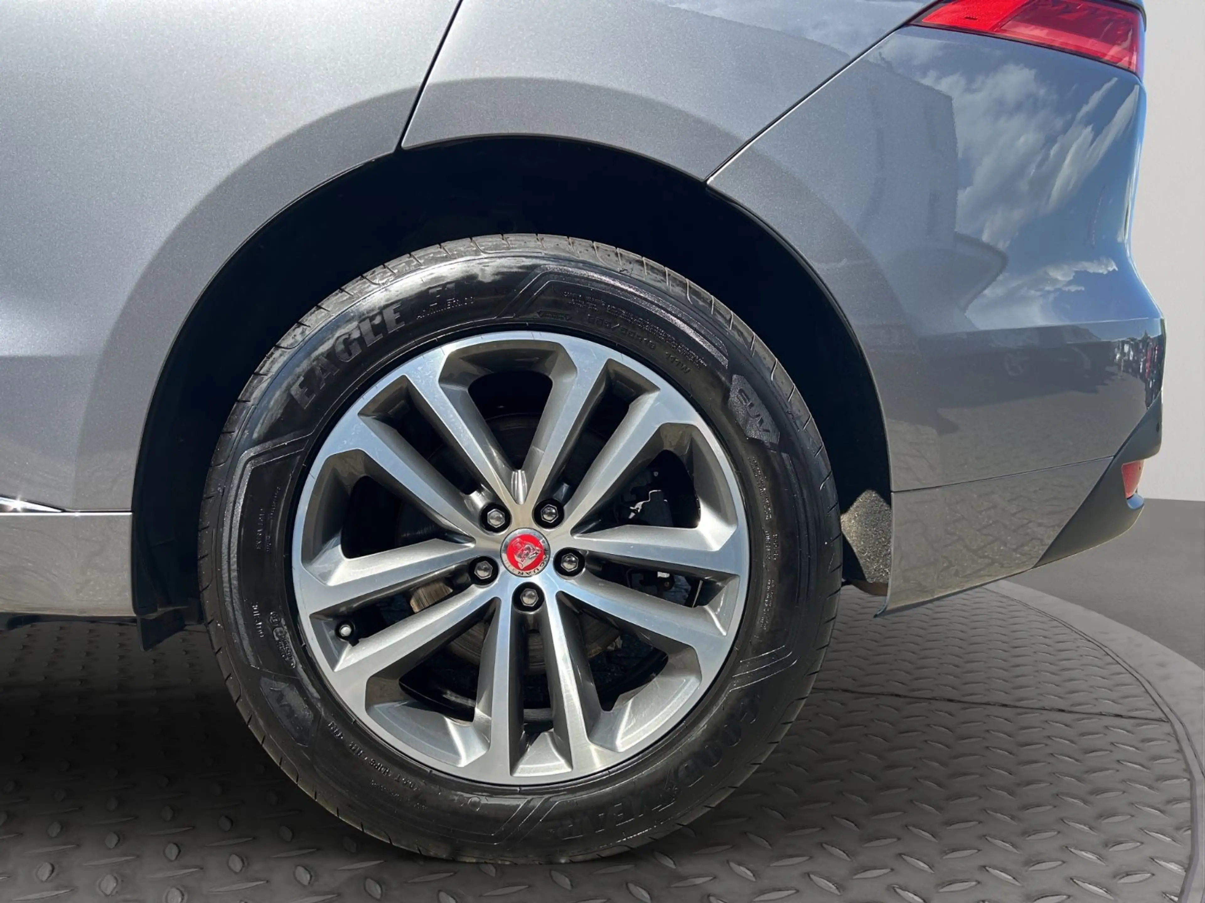 Jaguar F-Pace 20d AWD R-Sport Automatik — photo 11