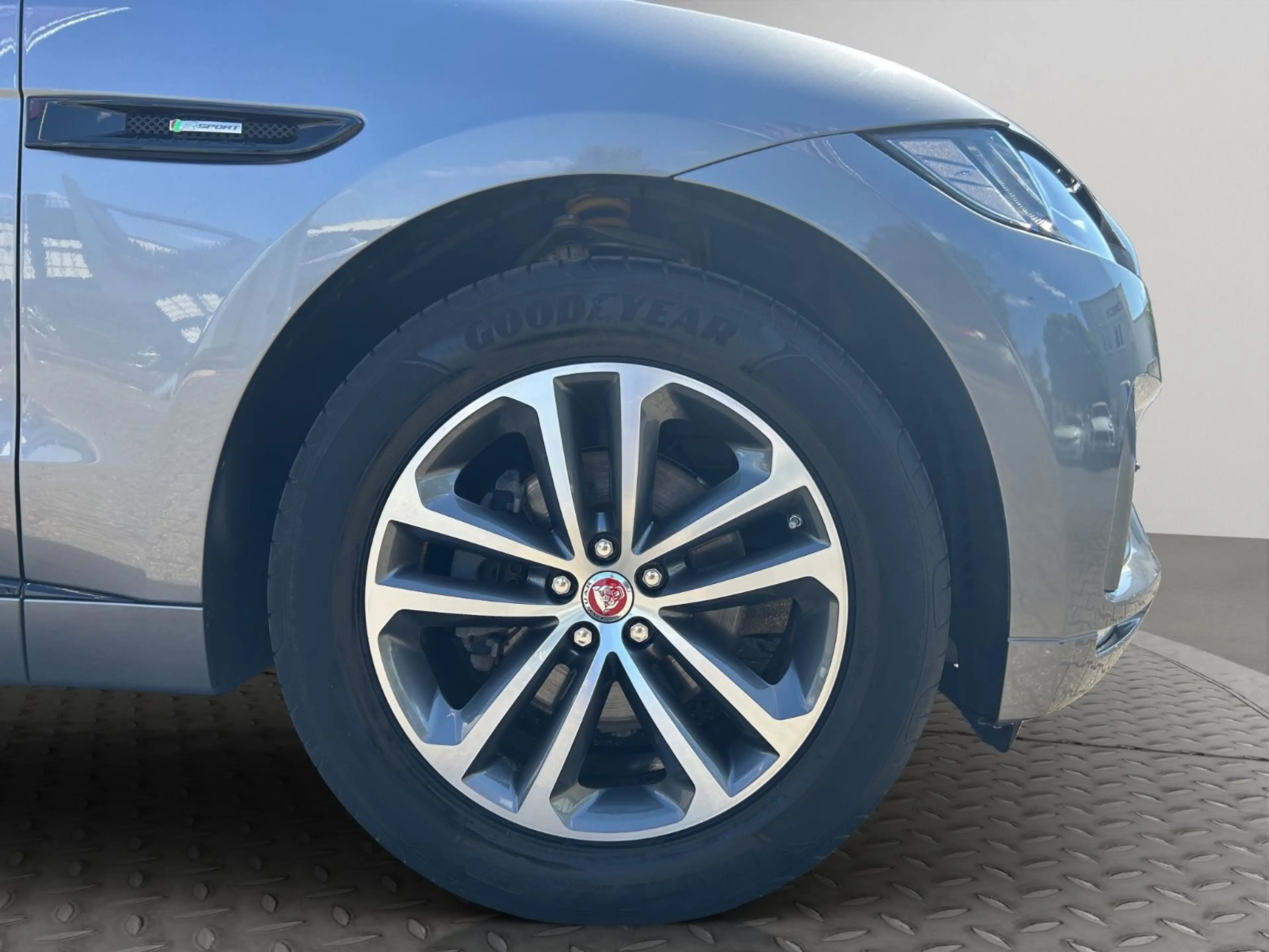 Jaguar F-Pace 20d AWD R-Sport Automatik — photo 13