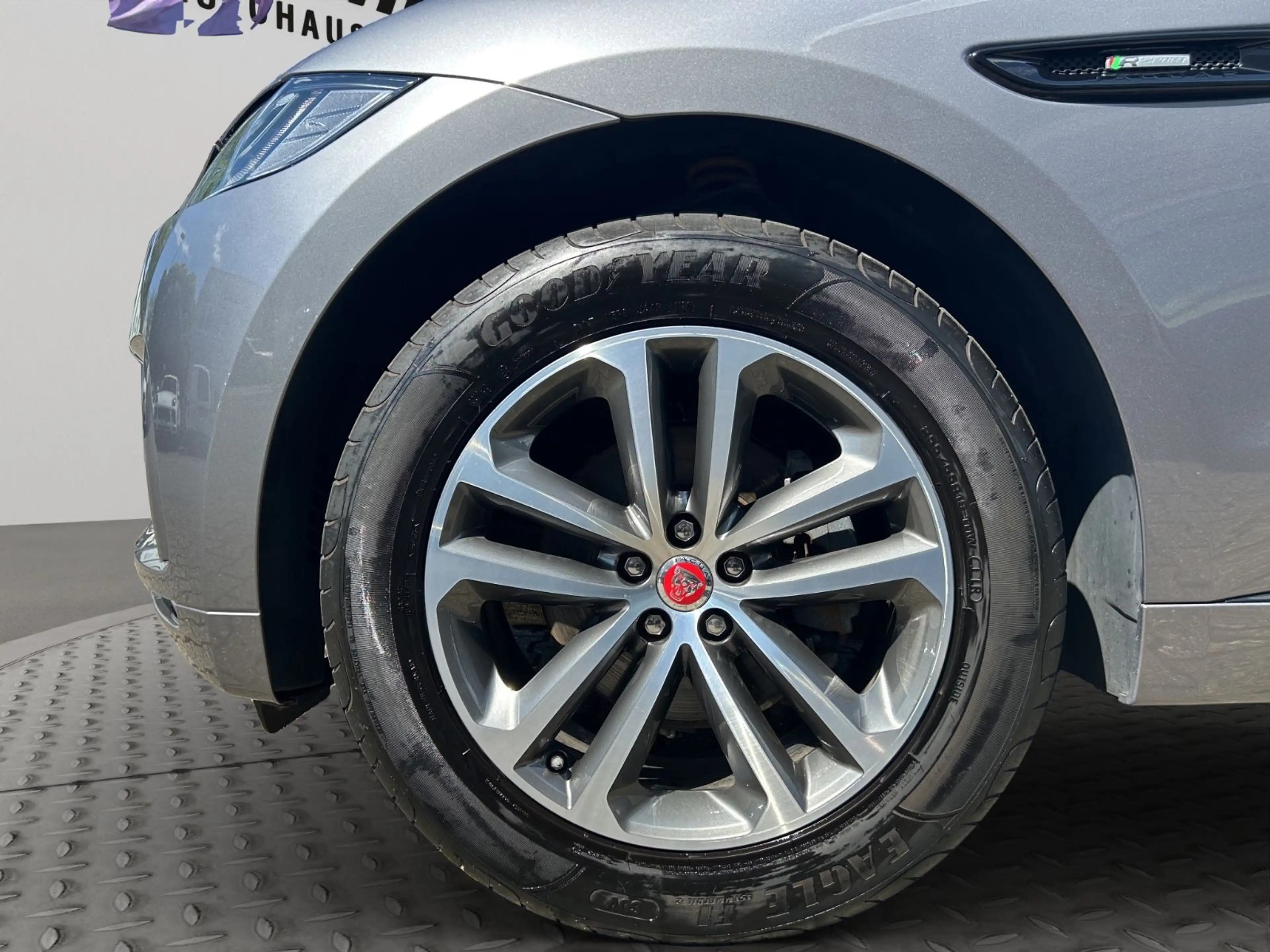 Jaguar F-Pace 20d AWD R-Sport Automatik — photo 12