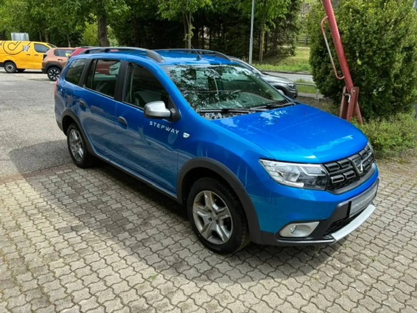 Dacia Logan MCV Stepway TCe 90 S&S Blau - 1