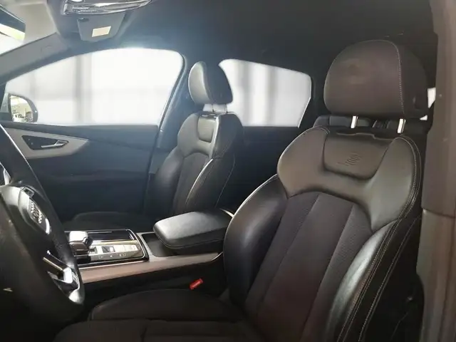 Audi Q7 view 9