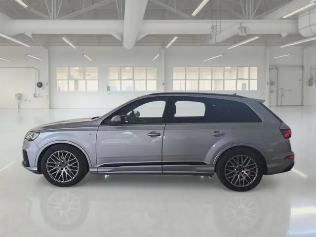 Audi Q7 view 5