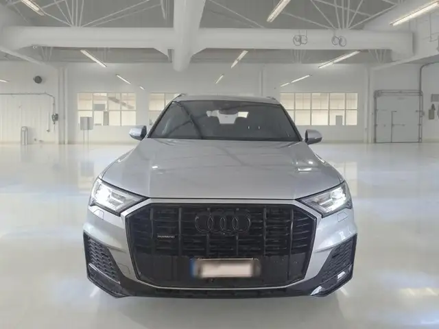 Audi Q7 view 2