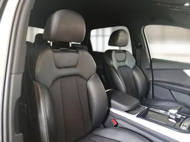 Audi Q7 view 10