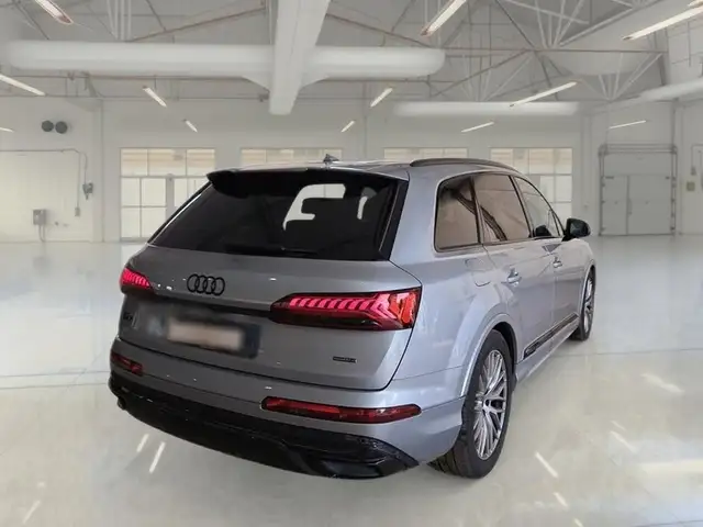 Audi Q7 view 4