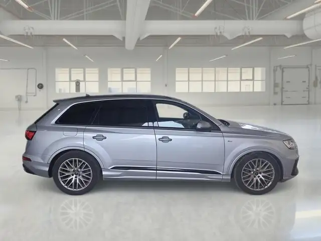 Audi Q7 view 3