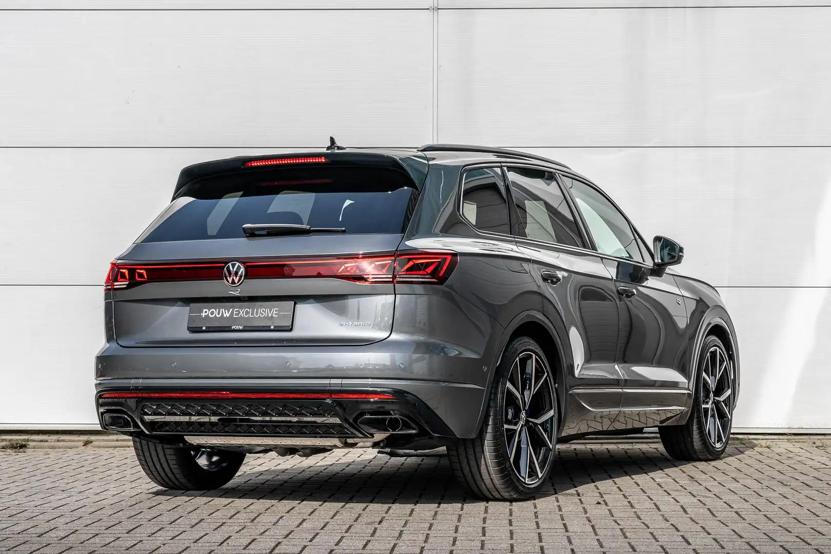 Volkswagen Touareg R 3.0 TSI 462pk Tiptronic eHybrid 4MOTION | Luchtv Szürke - 2