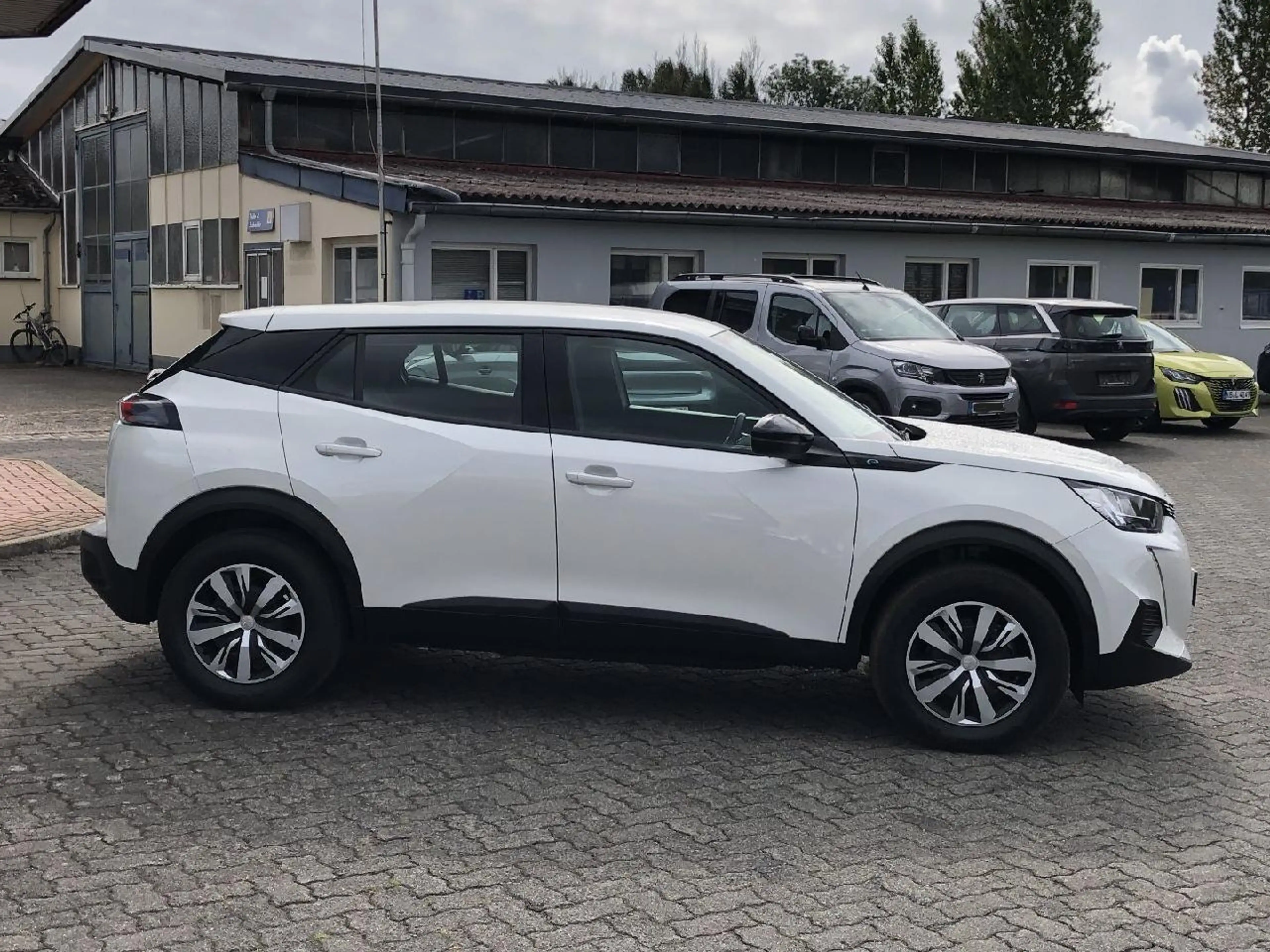Peugeot e-2008 e- Active — photo 2
