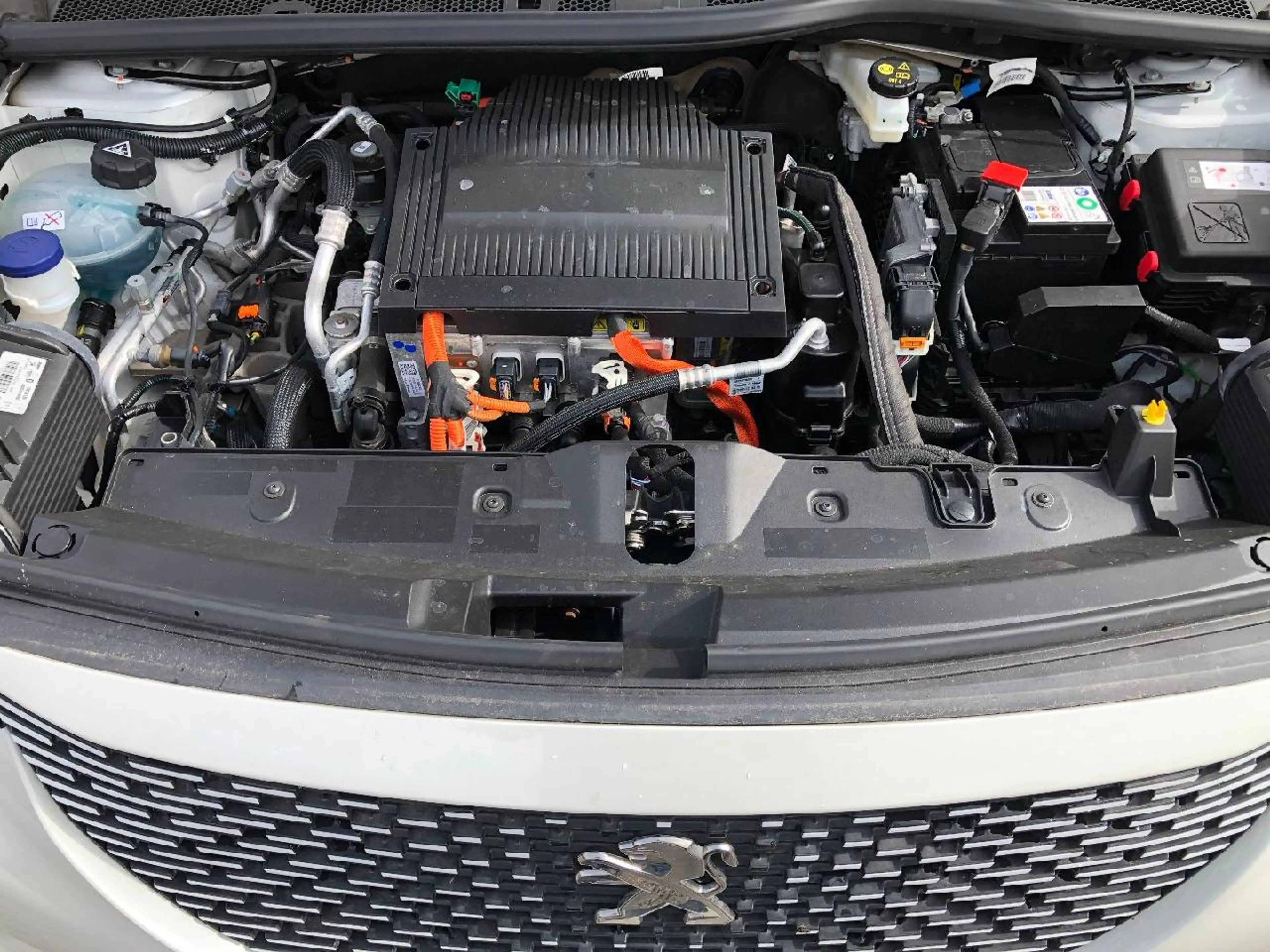 Peugeot e-2008 e- Active — photo 10