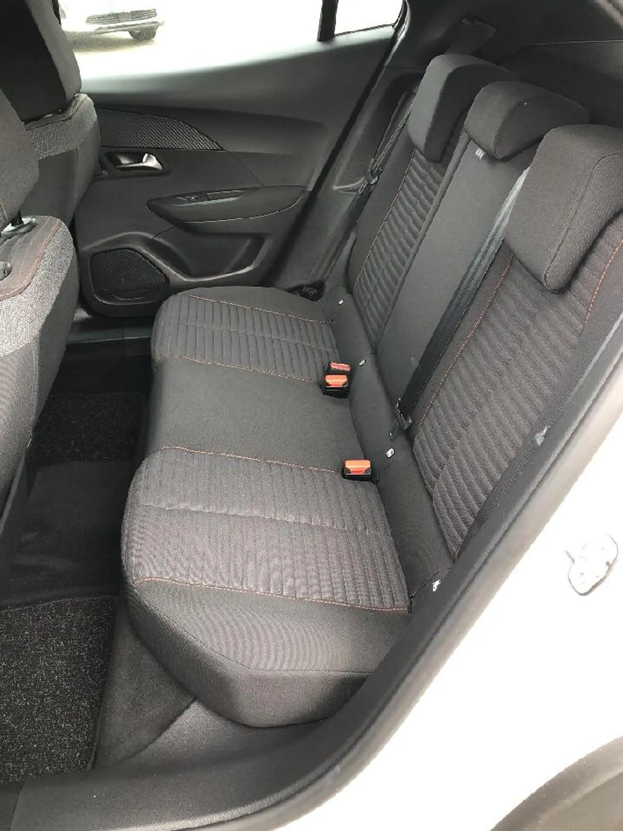 Peugeot e-2008 e- Active — photo 12