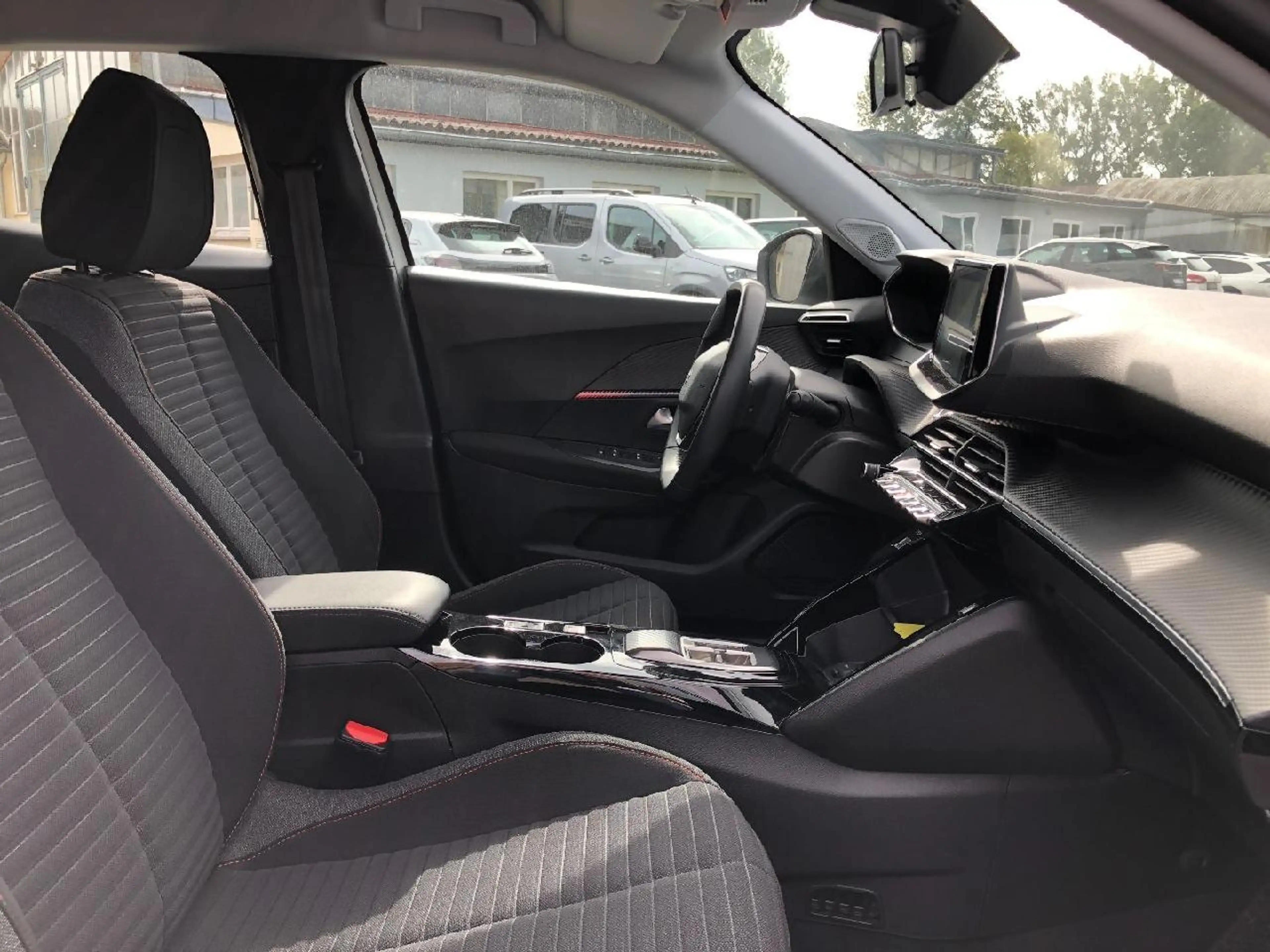 Peugeot e-2008 e- Active — photo 3