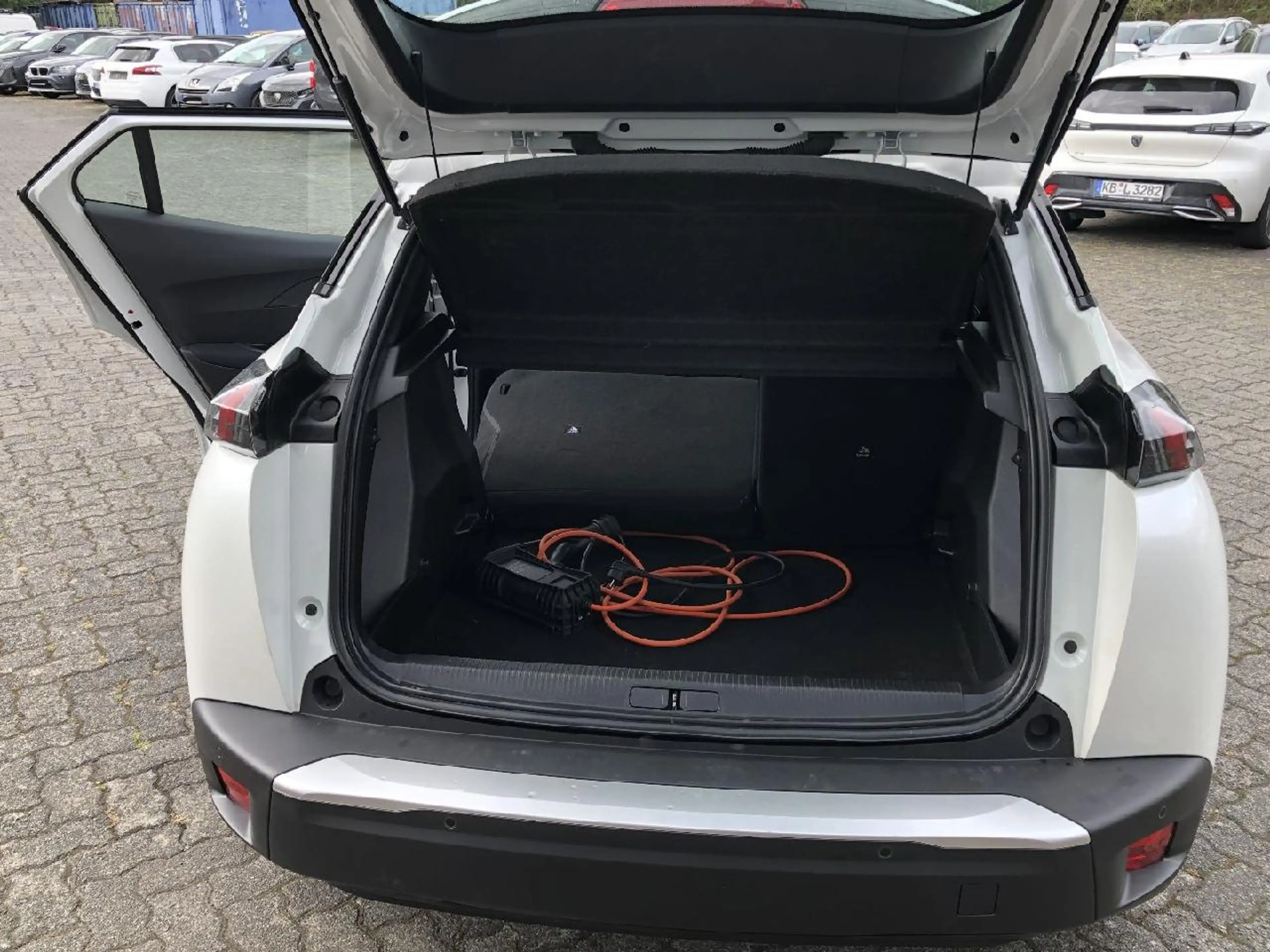 Peugeot e-2008 e- Active — photo 11