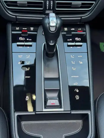 Porsche Macan view 12