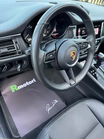 Porsche Macan view 5