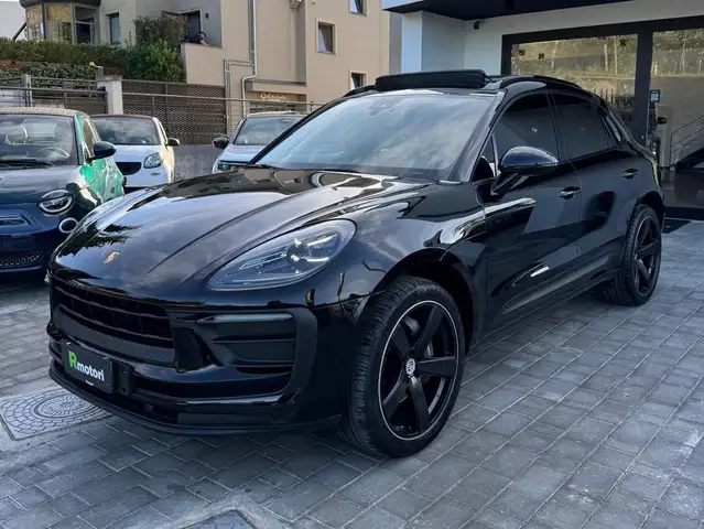Porsche Macan view 3