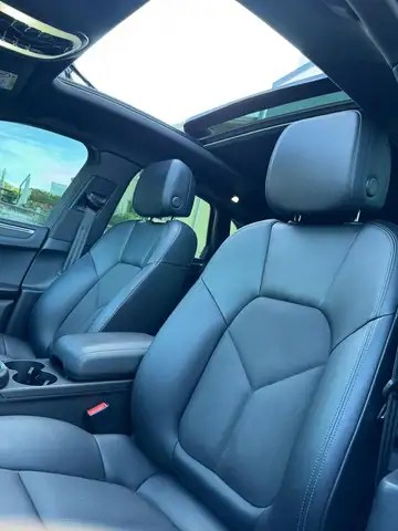 Porsche Macan view 9